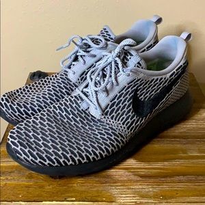 Men’s custom NIKEID Roshe Tennis Shoes.